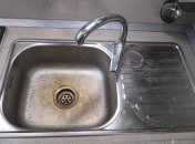 Як прибрати весь сірий наліт з мийки та змішувача — простий спосіб