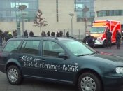Психически неуравновешенный рецидивист? Выяснилось интересное про машину, въехавшую в офис Меркель