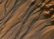 Следы воды на Марсе могут оказаться потоками песка