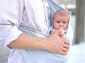 Папа осваивает слинг и показывает сыну Титаник