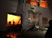 МЧС РФ не может справиться с пожаром на складе в Петербурге