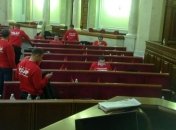 Оппозиция продолжает блокировать трибуну Верховной Рады