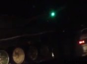 В России проскочившая на "красный" легковушка попала под танк 