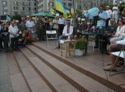 Возле Украинского дома собирают подписи под иском к Януковичу 