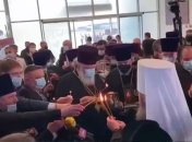 В Украину привезли Благодатный огонь: видео из аэропорта