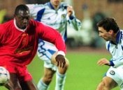 Британский комик проиграл спор и почистил бутсы Хески (Видео)