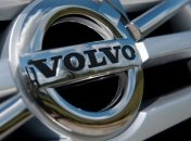 Компания Volvo показала тизер нового седана S60
