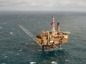 Нефть остается у максимума в ожидании урагана в Мексике