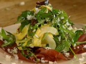 Салат с омлетом и бреазолой