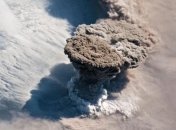 Астронавты запечатлели извержение вулкана Райкоке, находящегося на Средних Курилах