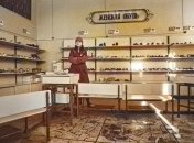 Одним из дорогих товаров была женская обувь. Стоимость сапог - около 82 рублей.