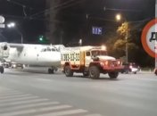"Вот это зрелище": ночная перевозка самолета по Киеву озадачила сеть (видео)