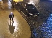 "Смотрели со слезами": нашумевшее видео со школьницей на гололеде оценили родные девочки