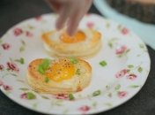 Что приготовить на завтрак быстро и вкусно: необычная яичница в слоеном тесте