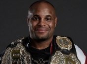 Кормье проведет еще три боя