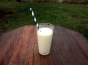 Молоко отлично воздействует на трудновыводимые пятна на одежде