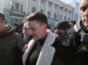Савченко в сопровождении следователей пришла в управление СБУ