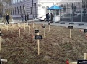 Перед посольством РФ в Киеве активисты установили памятные кресты