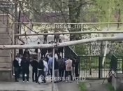 Толпа на толпу: на Пасху в Одессе подростки устроили массовую драку, четверо в больнице (видео)