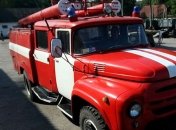 Под жилым домом в Киеве загорелся автомобиль