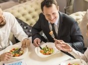 Медики назвали продукты, которые нужно есть на работе 