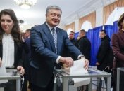 Порошенко пришел на избирательный участок голосовать со всей семьей