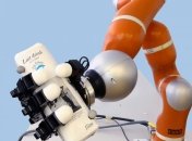 Создан робот-рука, который хватает предметы на лету