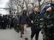 "Нацкорпус" "похоронил" коррупционеров на акции возле АП