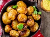 Смажимо молоду картоплю цілою на сковороді