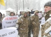 Участники АТО проводят митинг под Кабмином 