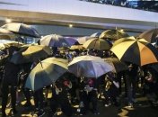Пятая годовщина "Революции зонтиков": в Гонконге протестующие опять подрались с полицией