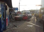 В Киеве авто влетело в остановку, есть жертвы