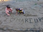 Спасенные из Мариуполя дети играются на пляже в Греции