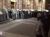 Мітингувальники нападають на поліцію