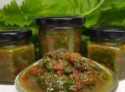 Таку заправку з листя хрону та помідор приготувати легко