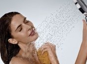 Медики рассказали, почему в жаркую погоду нельзя принимать холодный душ