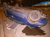 В Киеве возле метро автомобиль вылетел на встречку и перевернулся