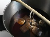 Відмиваємо сковороду за допомогою чаю