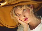 Total black: Эльза Хоск появилась на подиуме в лаковом платье