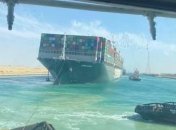 Контейнеровоз Ever Given пытался повторно заблокировать Суэцкий канал: что там сейчас происходит (фото, видео, карты)