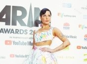 Aria Awards: Певица Холзи вышла на красную дорожку в платье ручной работы (Фото)