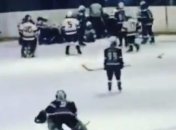 В России 10-летние хоккеисты устроили драку "стенка на стенку" (видео)