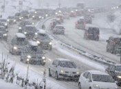 Киев замело снегом: дороги чистят более 300 единиц техники