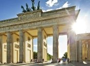 На Бранденбурзьких воротах висвітили слово "дякую"