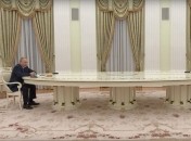 путін зустрівся з генсеком ООН за довгим столом