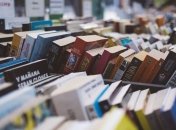 Книги с первых рук: на "Олимпийском" началась книжная ярмарка