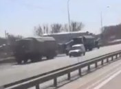 На границе с Украиной были замечены колонны военных грузовиков РФ с заклеенными номерами (видео)