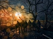 Українські військові ведуть вогонь по ворожим позиціям