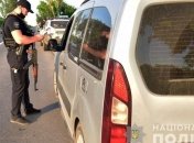 Під час рейду в Маріуполі поліцейські вилучили зброю та наркотики (Відео)