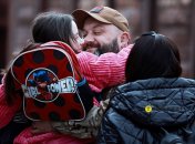 Український військовий зустрівся з родиною